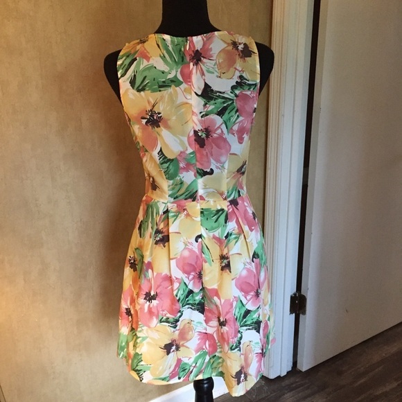 LUXE Floral Dress - Picture 4 of 6